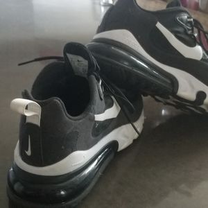 Womans size 8 Nike Air Maz 270